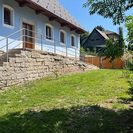 Na Naspi Bezdekov Nad Metuji